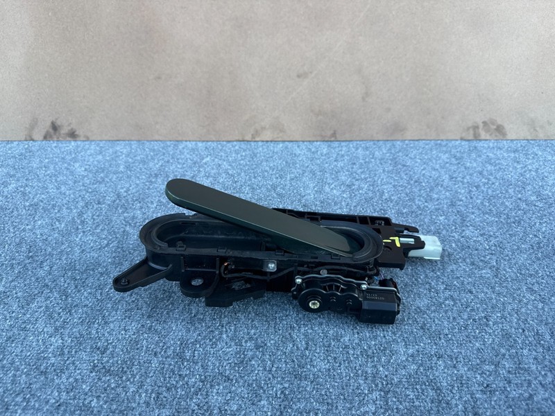 RIVIAN R1S R1T 22-24 OEM FRONT LEFT DRIVER EXTERIOR DOOR HANDLE W/ BRACKET GREEN