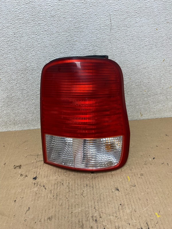 2002 Kia Sedona Right Passenger RH Side Tail Light Oem r8262 DG