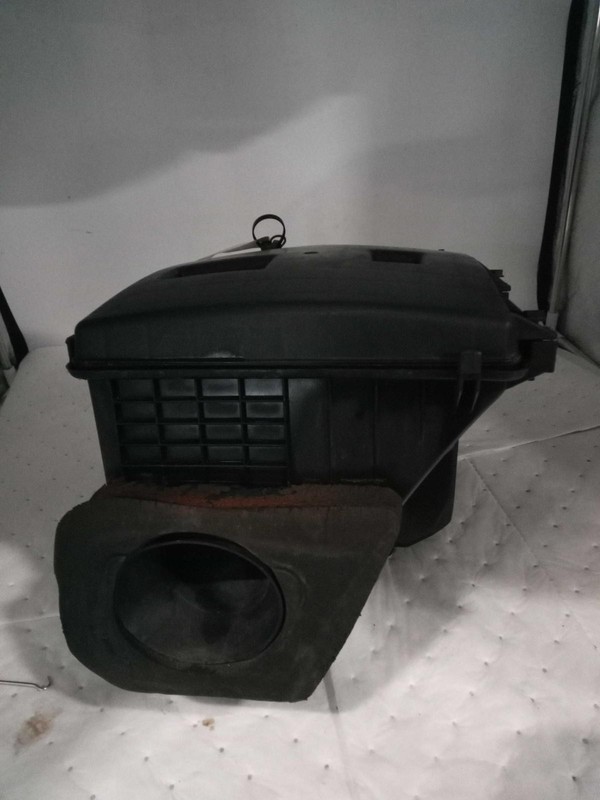 2005 Saturn Relay Air Cleaner Assembly OEM 15192879 155K Miles Silver