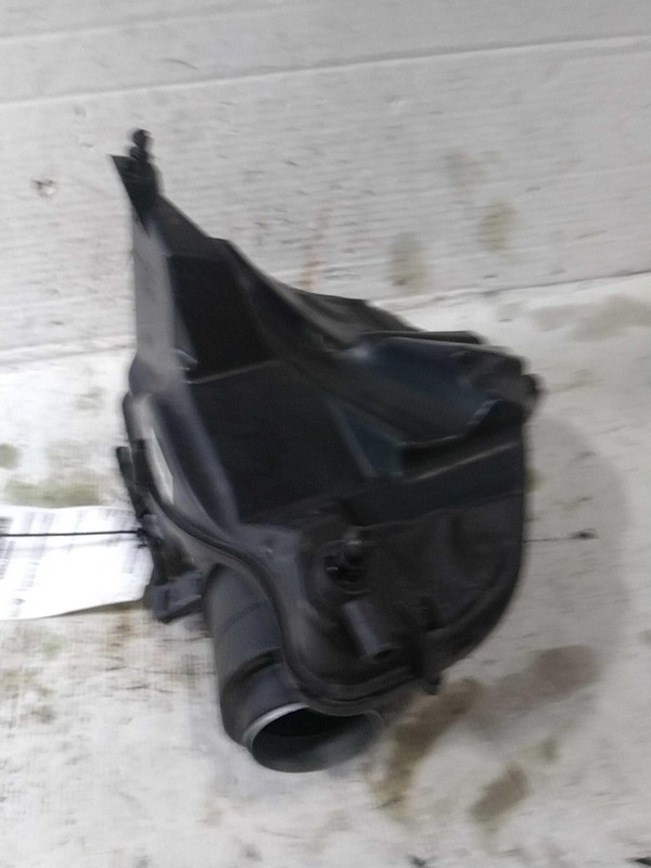 Used Air Cleaner Assembly fits: 2018 Chevrolet Cruze VIN B 4th digit New Style G