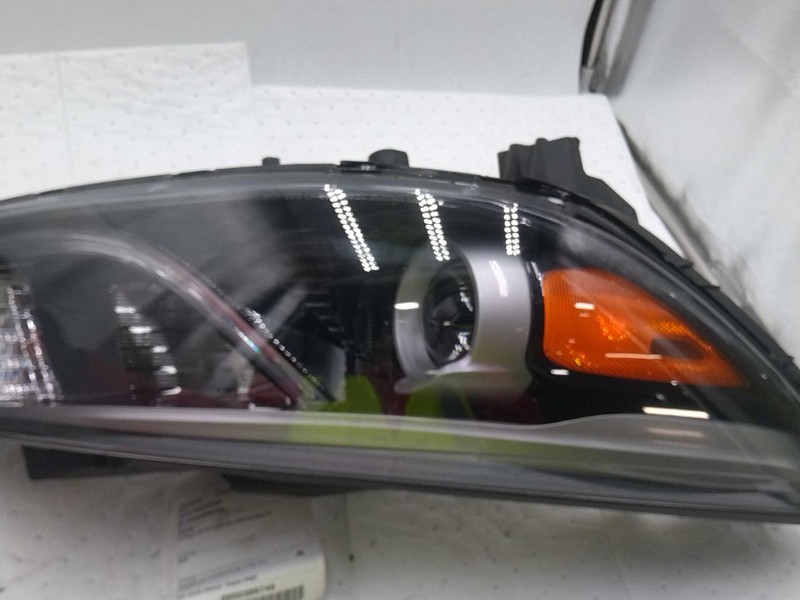 2016 KIA Sedona Right Headlight Assembly Black OEM 399664 Used 102K Miles