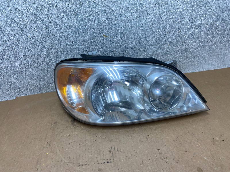 2002 to 2005 Kia Sedona Right Passenger RH Side Headlight Oem Z7004 DW