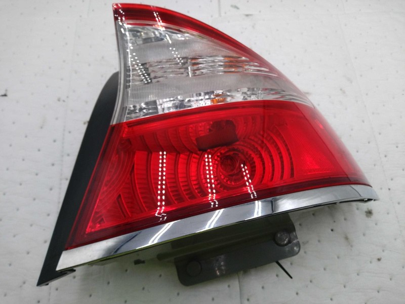 2009 Subaru Legacy Right Tail Light Assembly Grey OEM 334265 Used 121K Miles