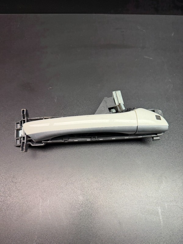 03-06 Mercedes R230 SL500 Front Right Pasenger Exterior Door Handle White OEM