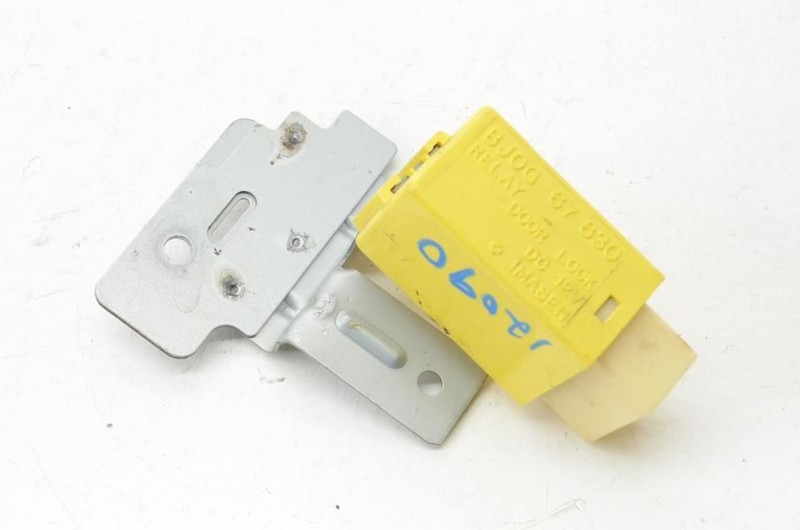 2001-2005 Mazda MX-5 Miata 1.8L Door Lock Relay with Bracket BJ0G 67 830