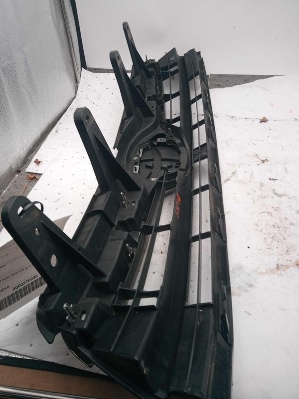 2015 Toyota Highlander Grille OEM White Used Chip Bubbling 132K Miles