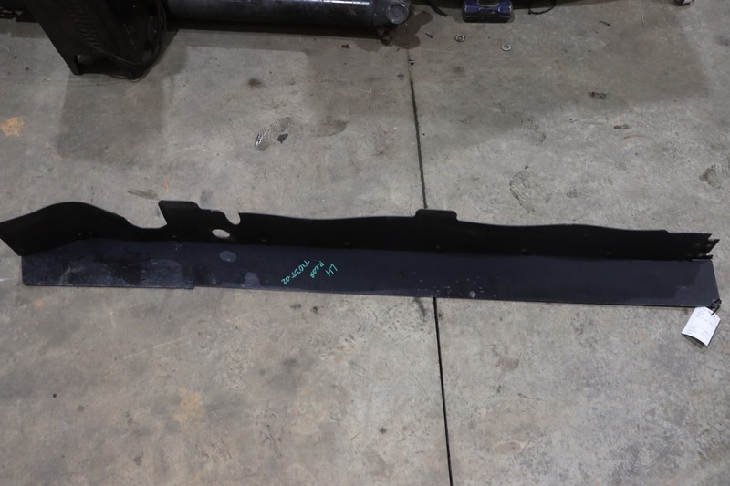 2018-2023 PETERBILT 579 PACCAR REAR LEFT SPLASH GUARD BRACKET CLOSEOUT OEM