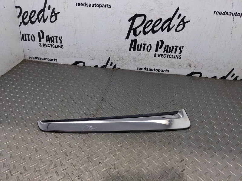 15-20 Cadillac Escalade REAR RIGHT SIDE DOOR WINDOW MOLDING BEZEL TRIM 1183613