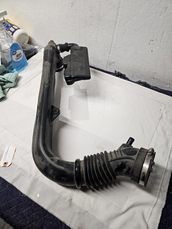 2014-2018 JEEP CHEROKEE ENGINE AIR CLEANER RESONATOR DUCT TUBE