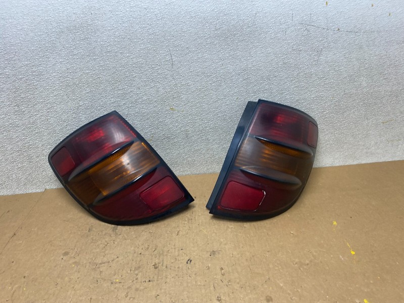 2003 - 2008 Pontiac Vibe Left+Right Side Tail Lights OEM Z7911 DW
