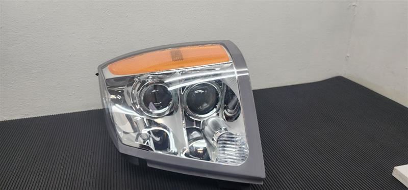 04-09 Cadillac SRX Left Driver Headlight Headlamp Halogen Assembly OEM 15926967