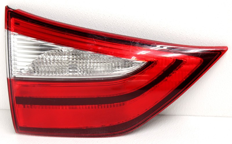 OEM Toyota Sienna Left Driver Side Halogen Tail Lamp Lens Chip 81590-08030