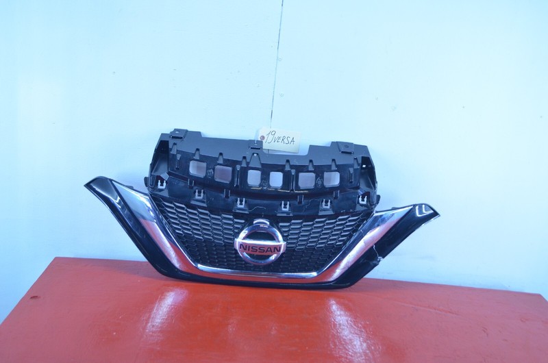 17-19 NISSAN VERSA FRONT RADIATOR GRILLE OEM
