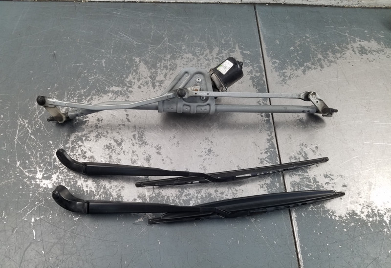 2009 Mini John Cooper Works Windshield Wiper Motor / Arms #7162 VV5