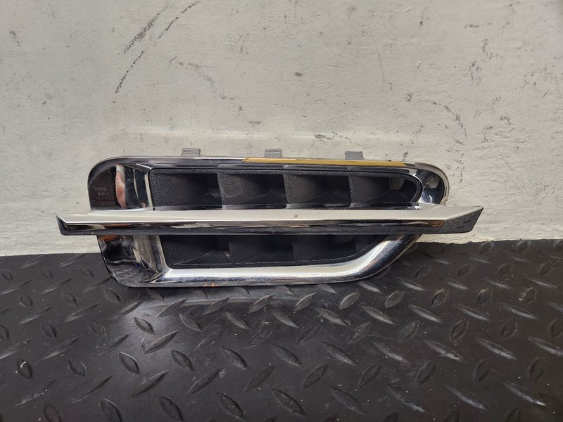 07-14 Cadillac Escalade Right Passenger Fender Grille Vent Chrome OEM 22761801