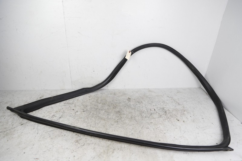 2014 - 2020 MASERATI GHIBLI FRONT LEFT SIDE DOOR BODY WEATHERSTRIP SEAL OEM