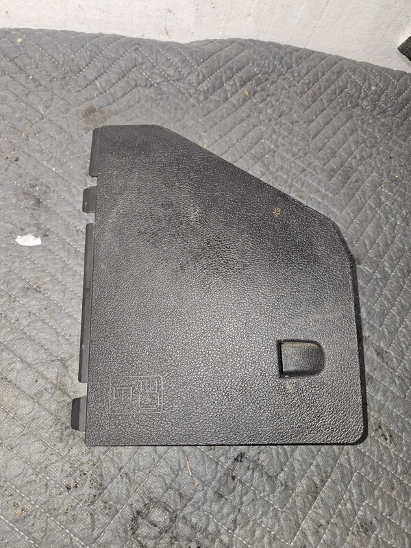 FORD USA MUSTANG FUSE BOX COVER/kick panel AR3363020C62