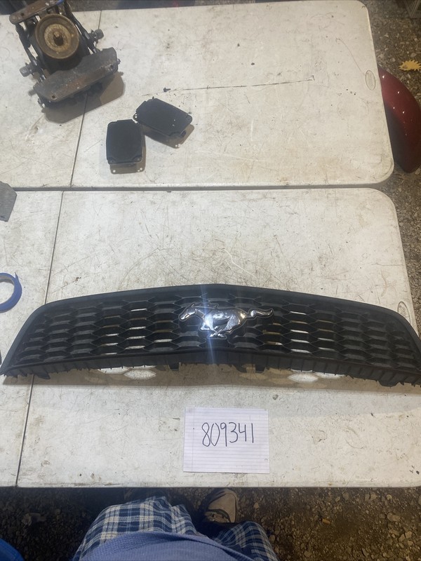 ford mustang grill ar33-8200-agw
