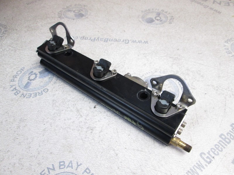 895752T05 Mercury Mariner DFI 135-175 Hp Outboard Starboard Side Fuel Rail