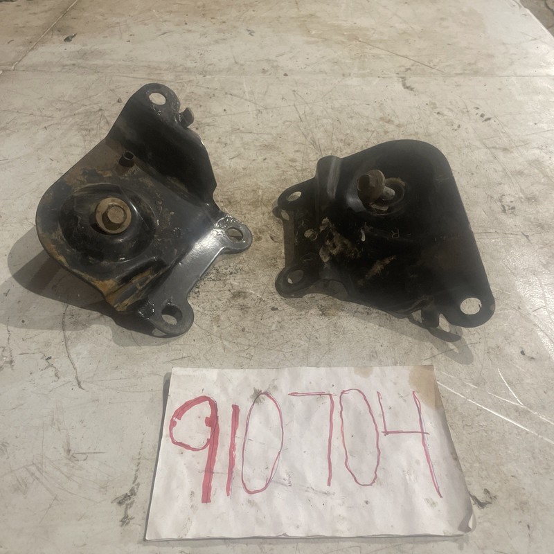 06-11 Cadillac DTSSubframe Frame MountBracket Set With Bolts