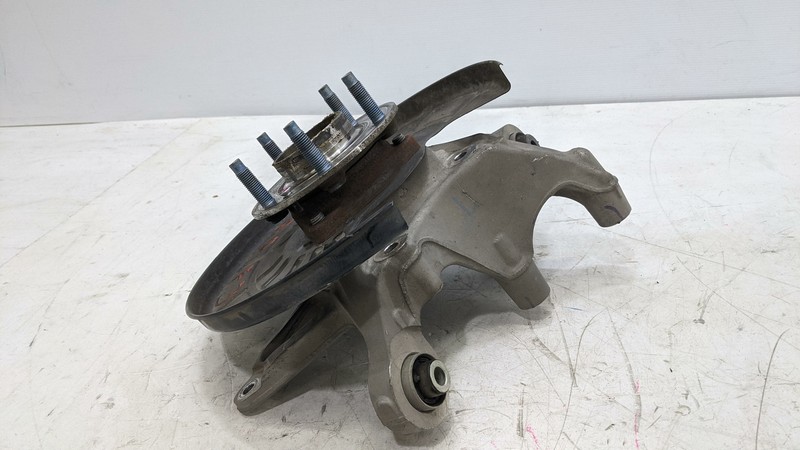 Rear Left Steering Knuckle w/ Hub 2020 GMC Terrain 84034300 13507356 2018 - 2021