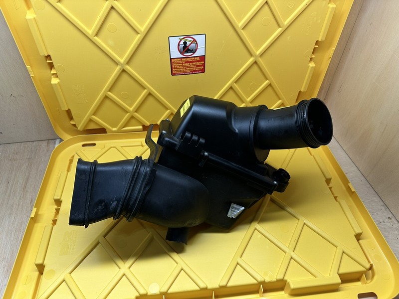 2013 BMW F10 M5 Right Side Intake Air Cleaner Filter Box OEM 70514259