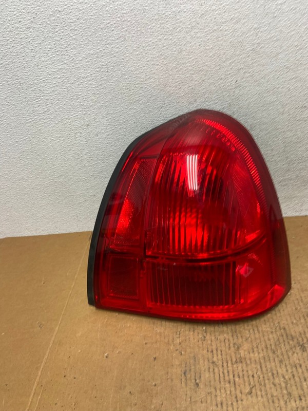 2003 to 2011 Lincoln Town Car Right Passenger Rh Tail Light AE0628 LK