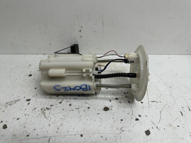 2004-2005 Toyota Highlander 3.3L Fuel Pump w Sending Unit & Bracket