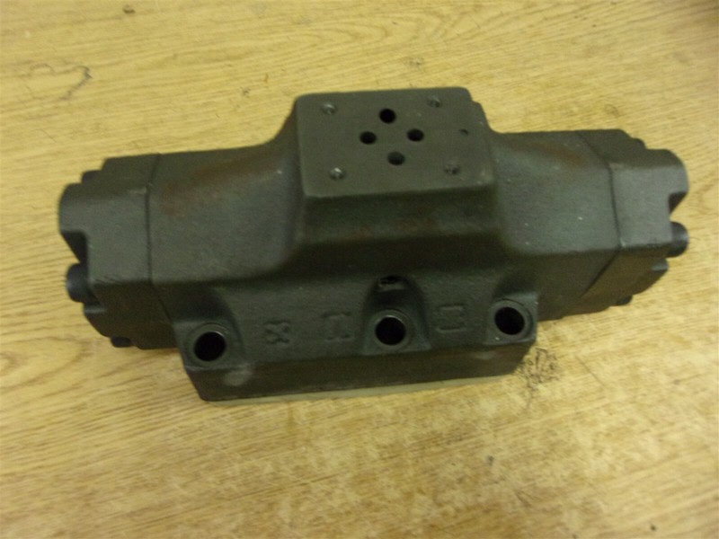 Directional Solenoid Control Valve M8013565 61X17 MD *FREE SHIPPING*