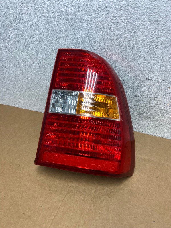 2005 to 2007 Kia Sportage Right Passenger Side RH Side Tail Light OEM AD4429 LK