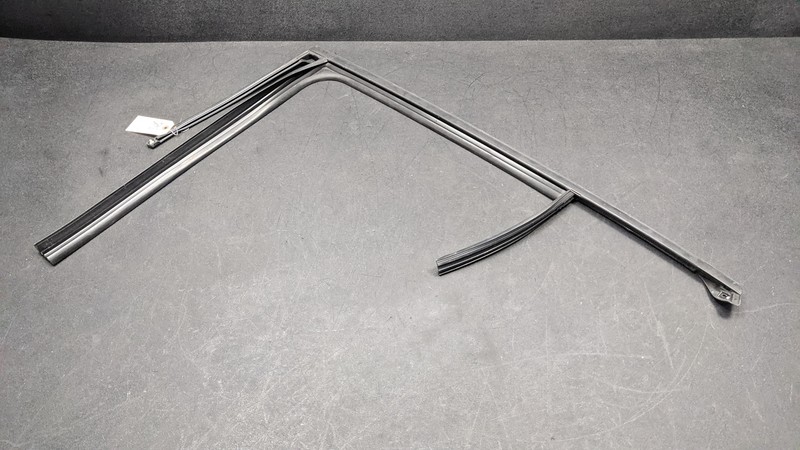 Rear Left Door Window Glass Run Channel 2021 Kia Stinger 83530-J5000 2018-2020