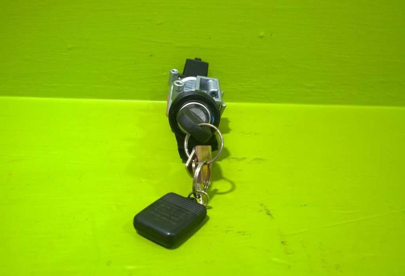 05-07 FIVE HUNDRED AT IGNITION SWITCH CYLINDER HOUSING W/KEY OEM 3865-13