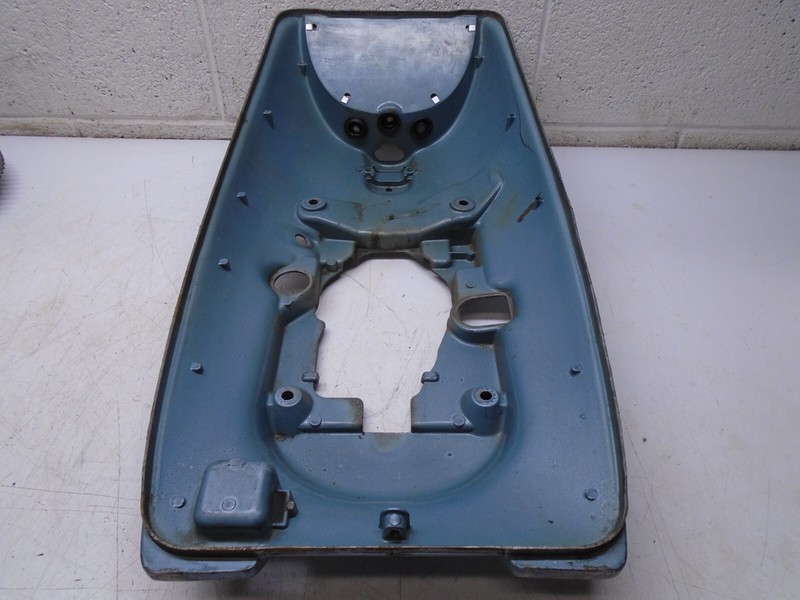 CE1 Johnson Evinrude 18hp Lower Motor Cover Bottom Cowl 204787 0204787