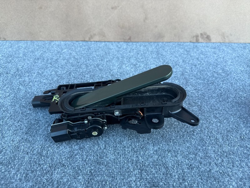 RIVIAN R1S R1T 22-24 FRONT RIGHT PASSENGER EXTERIOR DOOR HANDLE W/ BRACKET GREEN