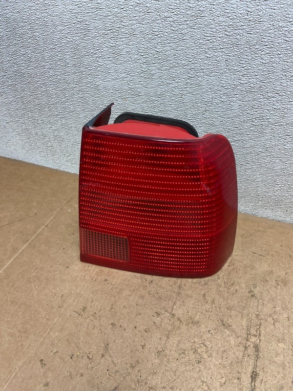 1998 to 2000 Volkswagen Passat Wagon Right Passenger RH Tail Light OEM X8940 DW
