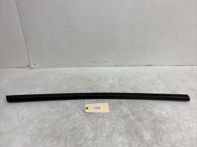 2022 TESLA 3 FRONT RH DRIVER DOOR WINDOW MOLDING 1080681-00-H 46024 U8