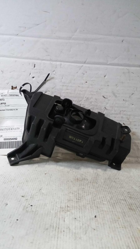 2015 Kia Sorento Right Fog Light Assembly Maroon OEM 20816 128K Miles