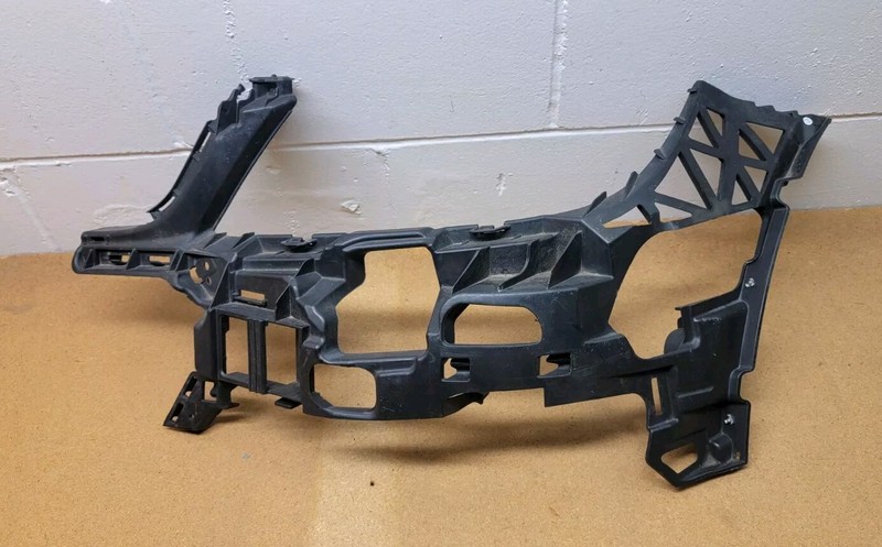 2012 2013 2014 C W204 AMG FRONT LEFT BUMPER LEFT MOUNTING BRACKET A2048854165