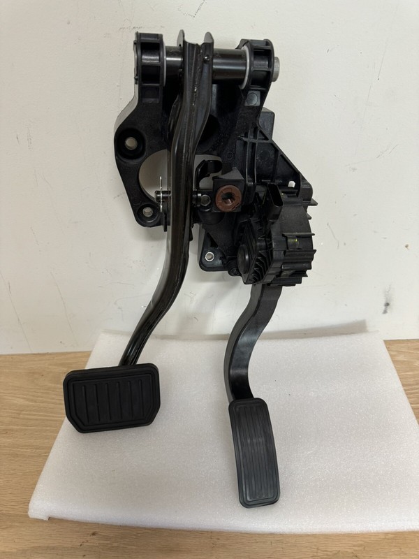 17-19 TESLA MODEL 3 BRAKE & ACCELERATOR PEDAL ASSEMBLY 1044691-00-D 1364 S1