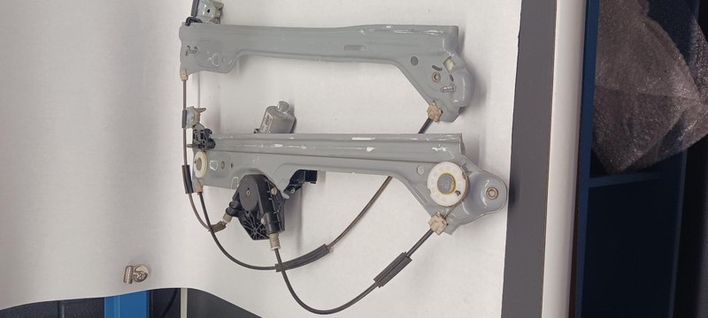 15-'20 SUBURBAN 1500 Right front passenger Window Regulator w/motor OEM
