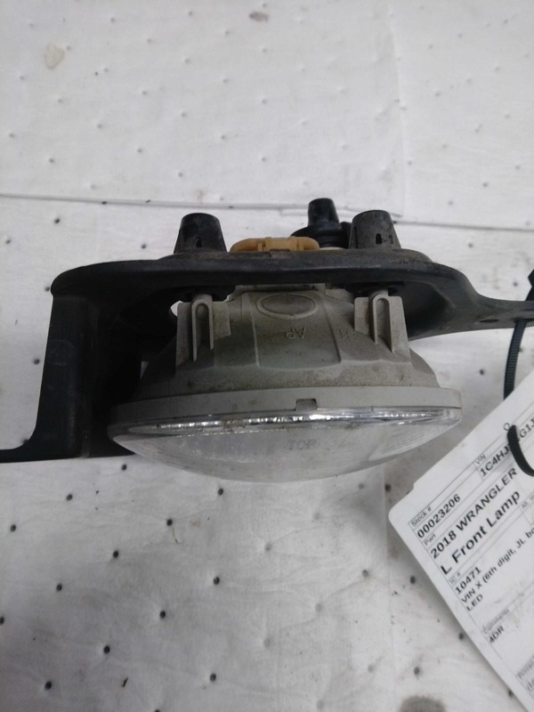 Used Driving Light fits: 2018 Jeep Wrangler fog-driving plastic bumper LED Grade