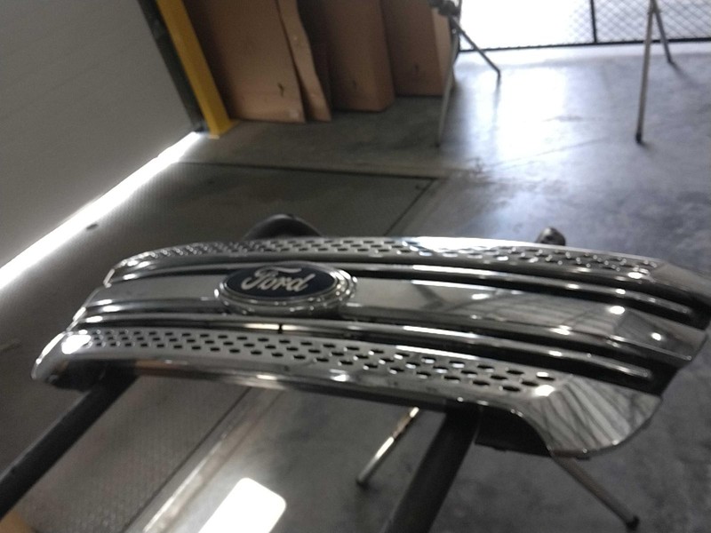 2015 Ford Explorer Grille OEM Black Used Good Condition NJ25-22099-552371