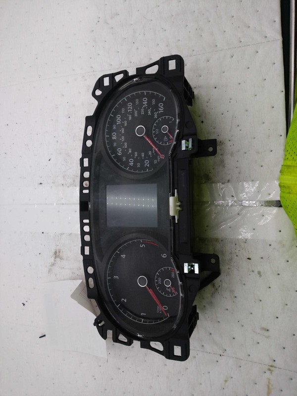 2015 Volkswagen Golf Speedometer Gauge OEM Black 137K Miles NJ25-25366-642047