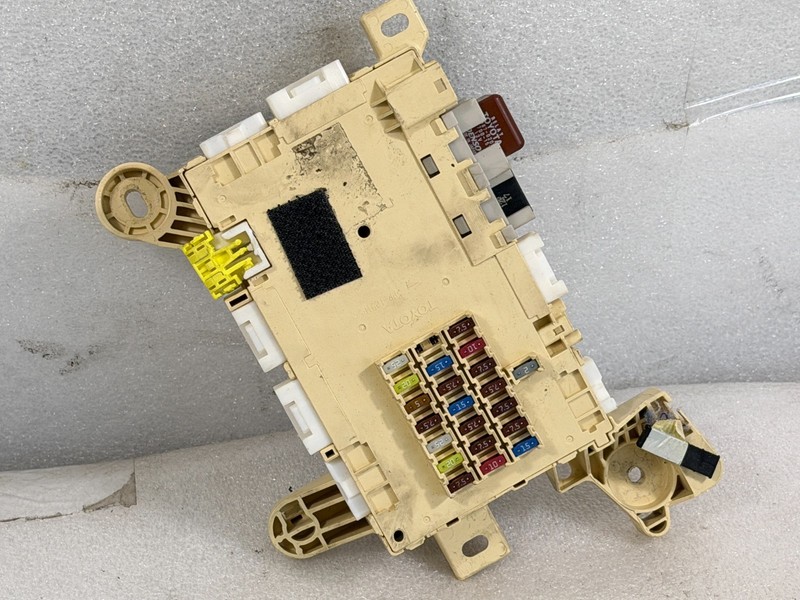 2004-2006 LEXUS LS430 Cabin Fuse Box Relay Junction Block 82730-50140