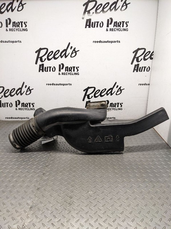 GMC Yukon Escalade Sierra AIR INTAKE box RESONATOR PIPE HOSE tube 03-061180256