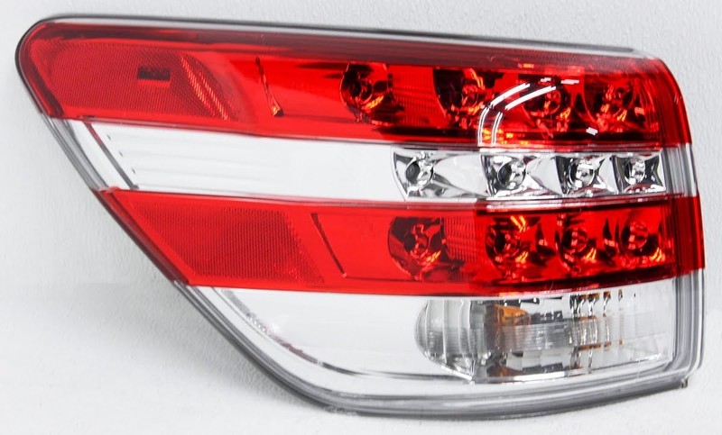 OEM Nissan Pathfinder Hybrid (2.5L) Left Driver Side LED Tail Lamp Lens Chipped