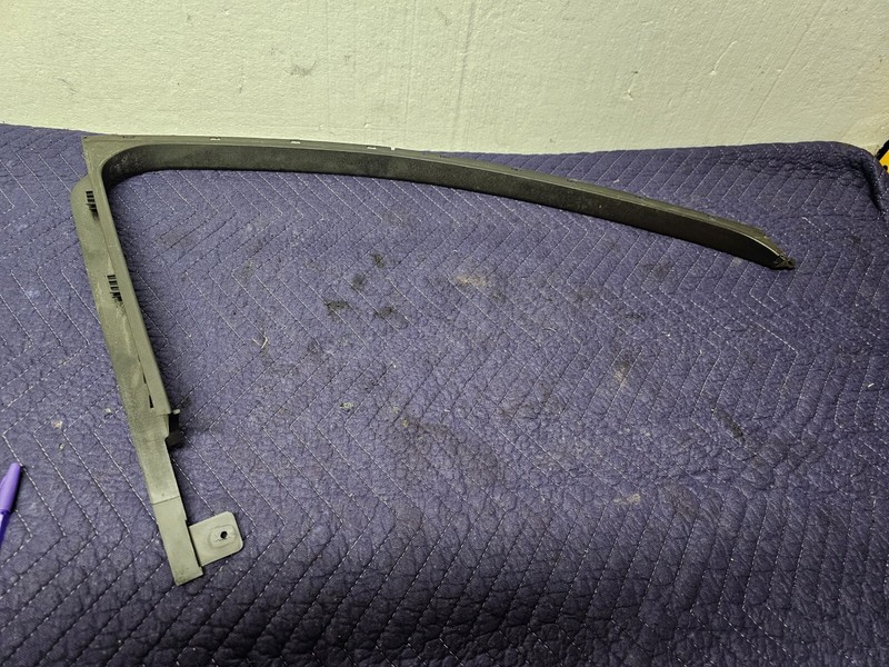2013FORD ESCAPE FRONT RIGHT DOOR WINDOW GLASS RUN CHANNEL SEAL MOLDING OEM