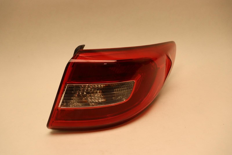 2015-2017 HYUNDAI SONATA REAR RIGHT SIDE QUARTER PANEL TAIL LIGHT LAMP OEM