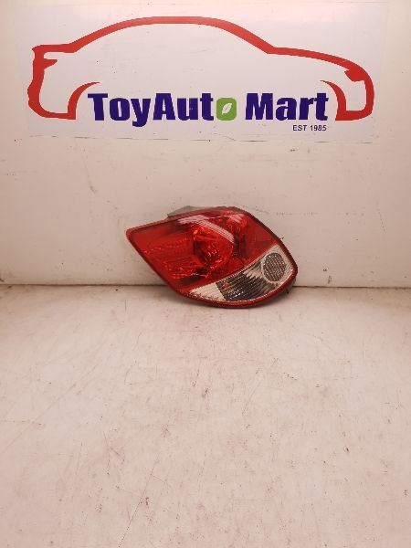 03-04 TOYOTA MATRIX DRIVER SIDE LEFT REAR TAIL LIGHT
