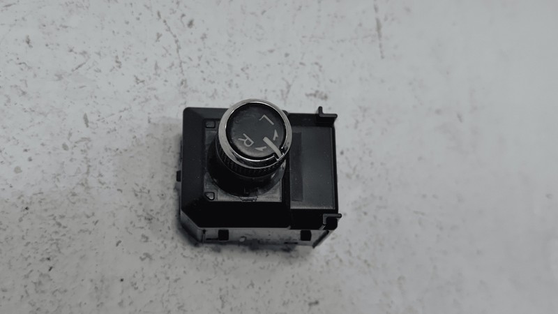 2018-2020 TOYOTA CAMRY FRONT DRIVER SIDE DOOR OUTER MIRROR CONTROL SWITCH OEM